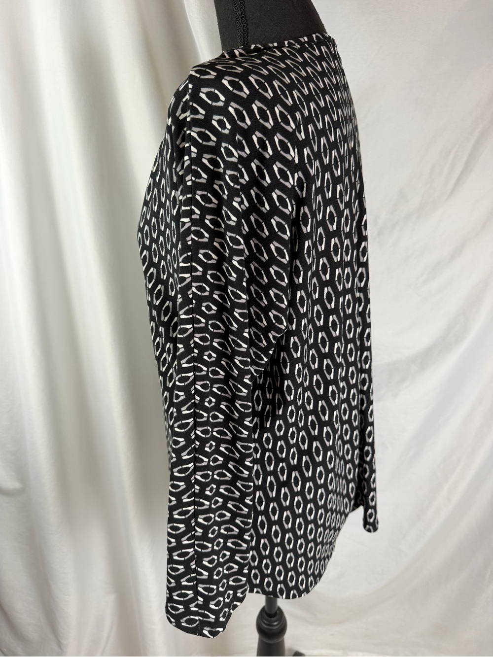 89th + Madison Black & White Patterned V-Neck Women's Top with Cutout Detail L - Picture 5 of 8